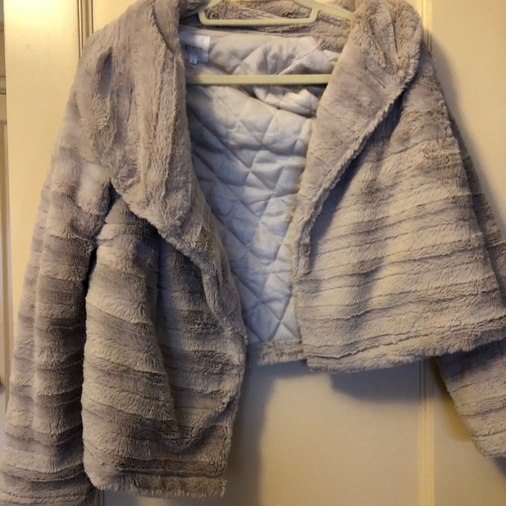 Coat/scarf/pearl bag/ hat